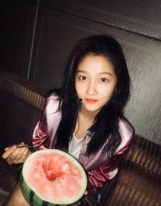 关晓彤娱乐吃瓜图片高清,高清美照曝光,网友热议